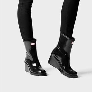 HUNTER WEDGED BOOTIES